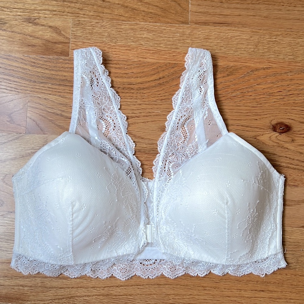 Spanx NO wire very comfortable bra! Size L. Fits more like 34D.